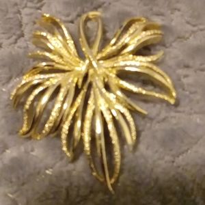 Set of 4 vintage leaf brooches brooches.